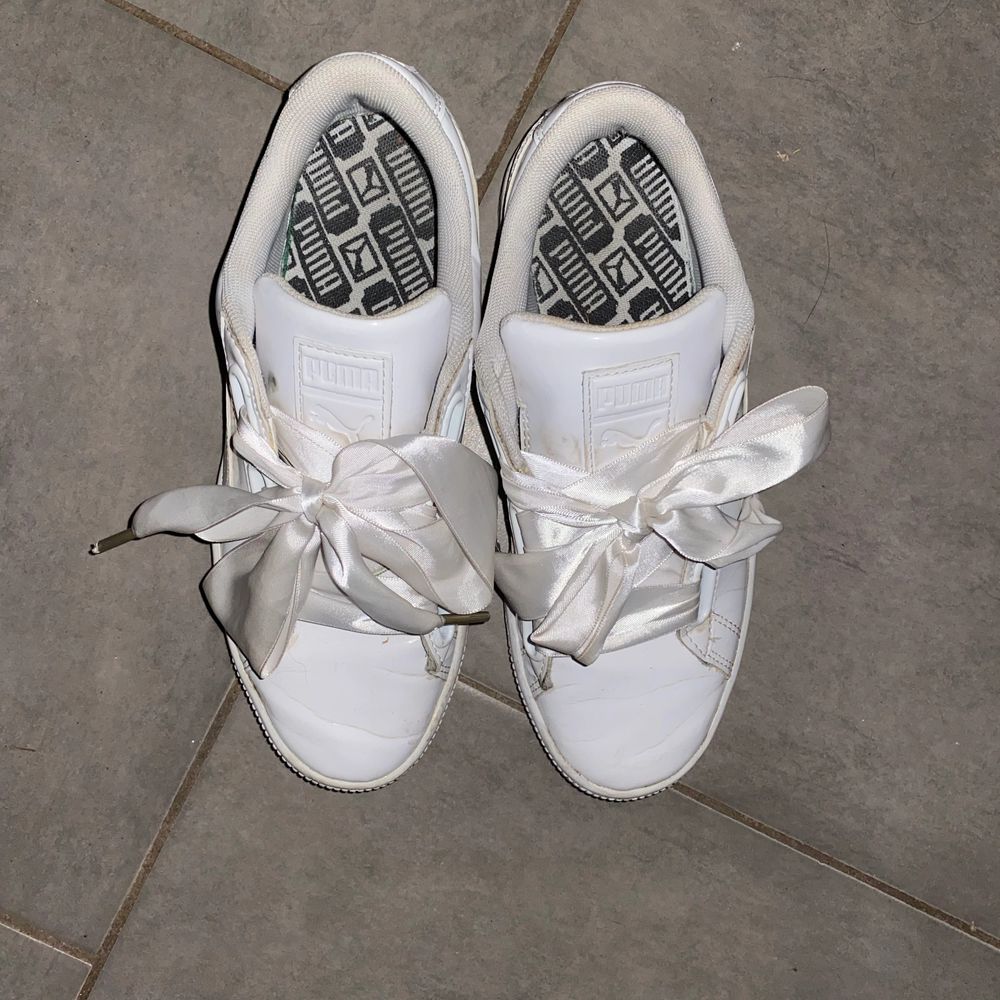 Vita puma basket skor med satinsnören. Använda fåtal gånger, lite creaseda dock pga materialet dom är gjorda i. . Skor.