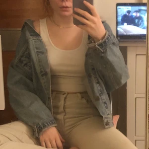 Levis jeansjacka  - Bra skick Levis jeansjacka. Sitter oversized på mig som är en stl S.