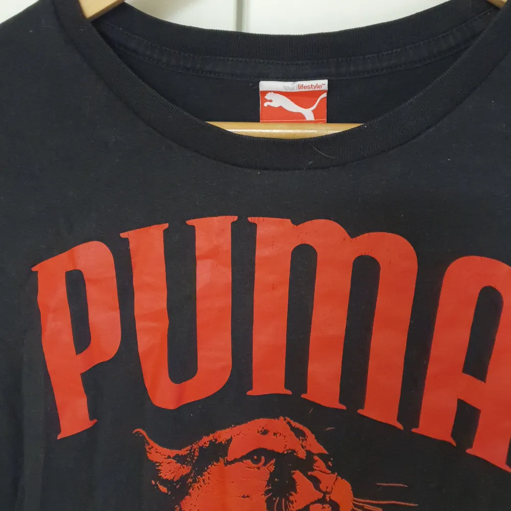 Tshirt, lite sliten, från Puma i strl L.. T-shirts.