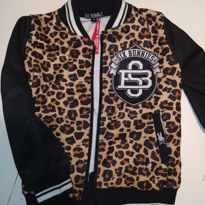 Six bunnies old school jacka i nyskick! - Strl 4-5 år. Inte namnad och sparsamt använd, riktigt fin och coolare 4 åring får man ju leta efter!  Passar till vår och sommar. Djur och rökfritt hem.  Samfraktar gärna! Kika på mina övriga annonser.  Nypris ca 449:- jag bjuder på halva frakten, så du betalar bara 22:-