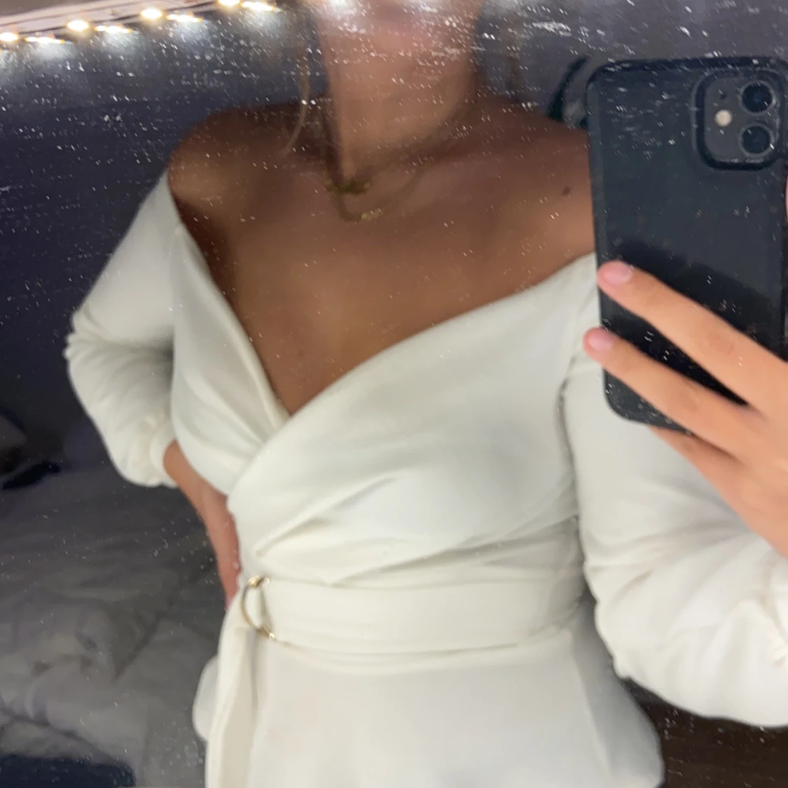 Vit tröja med bälte guld - 90