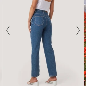 Straight Highwaist Jeans - Jeans från NAKD, supersköna samt sitter superbra!! De har tyvärr blivit försmå för mig så säljer vidare 💙