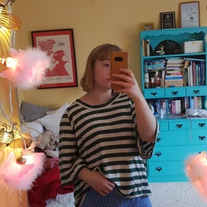 Weekday randig oversize - En grönrandig oversizetröja från Weekday. Tjockt och mjukt material. I strl S men bc oversize passar den fler. Bra  skick!