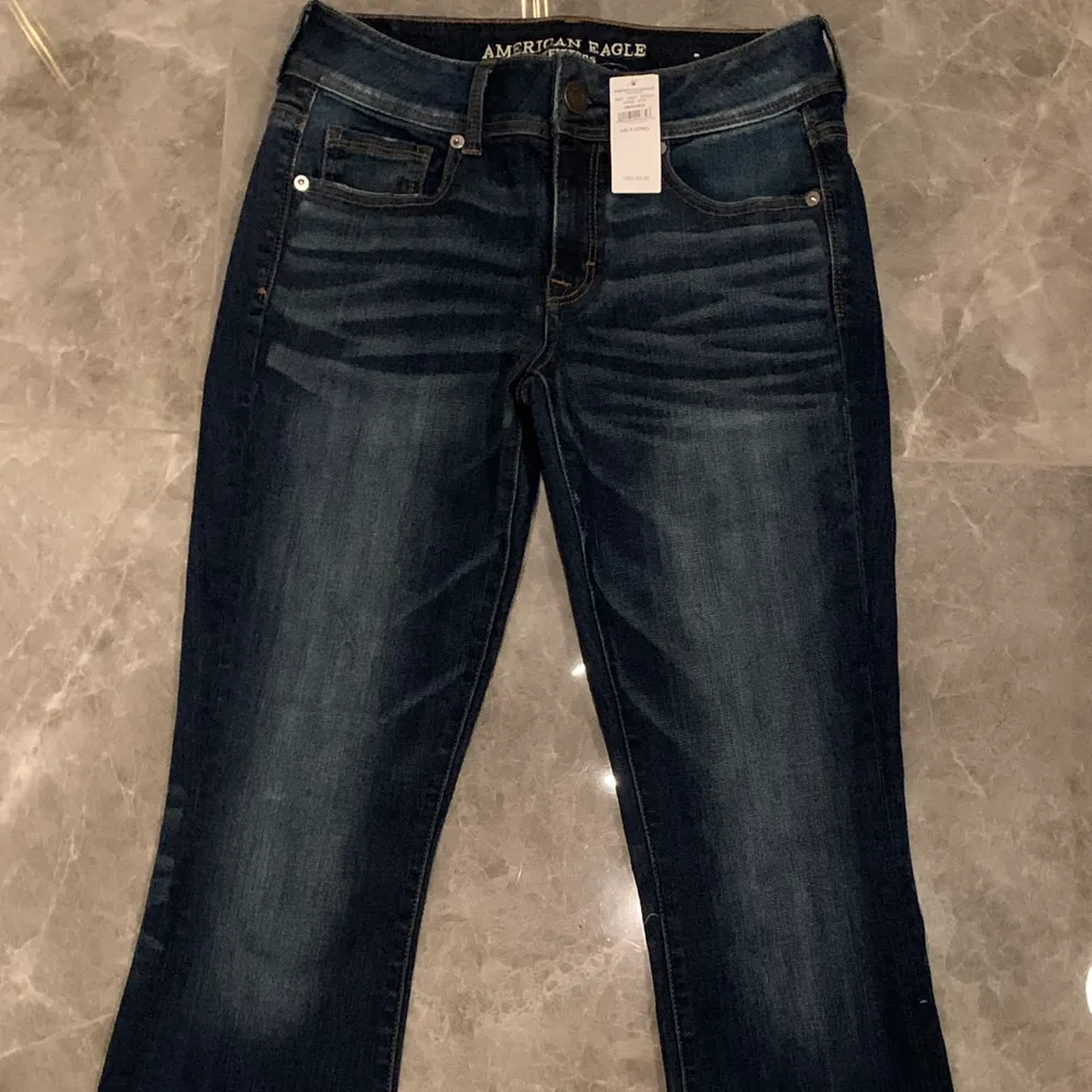 Helt nya jeans från American Eagle, prislapp kvar - nypris typ 550kr. Modellen är Long bootcut. Jag är 179 cm men tycker de är förkorta, passar nog någon som är 170-175 cm. Storleken är US 4 , vet inte vad de är men skulle säga 38 typ. Jeans & Byxor.