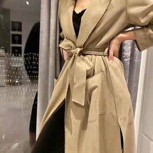 Kappa  - Jätte fin kappa i mocka från Zara, svårt o få med riktiga färgen men den är ljusbrun/beige. Pris kan diskuteras✨