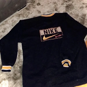 Vintage Nike - Säljer en äkta vintage Nike sweatshirt, köpt av en tjej här på plick och den passade tyvärr inte min stil så därav jag säljer den vidare 🥺 storlek XXL så fits nice oversized, verkligen jättefint och bevarat skick, hur mysig som helst! 300 kr, om stort intresse finns blir det budgivning med start från 300 kr, höj med minst 20 kr ber bud, frakten tillkommer på budningen 💫     👹LEDANDE BUD 440 kr + frakt 👹 avslutar budgivning 26/12 