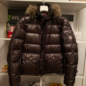 Moncler Hubert - Size 1, 7.5/10 skick, finns 2 mindre hål på underarmen.