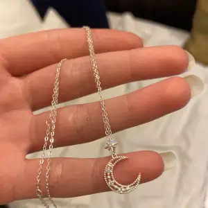 jättediskret men så fint halsband i sterling silver. motivet är en måne med små kristaller i och en stjärna, som visat på bilden. nästan helt oanvänt men så mysig accessoar💫💫💫