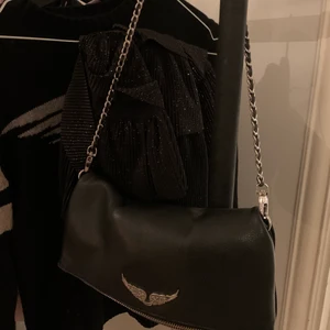 Zadig väska  - Säljer nu min Zadig väska! Den är äkta och hyfsat nyköpt. Som nyskick om man bortser från missfärgningen på Zadig märket(syns på sista bilden). Missfärgningen syns dock inte på långt håll. Nypris 3299kr. 