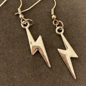 BLIXTÖRHENGEN - Hejj alla nu finns dessa super fina örhängena som jag har gjort.💞❤️DE ÄR NICKELFRIA + Ni står för frakten(12kr frakt)