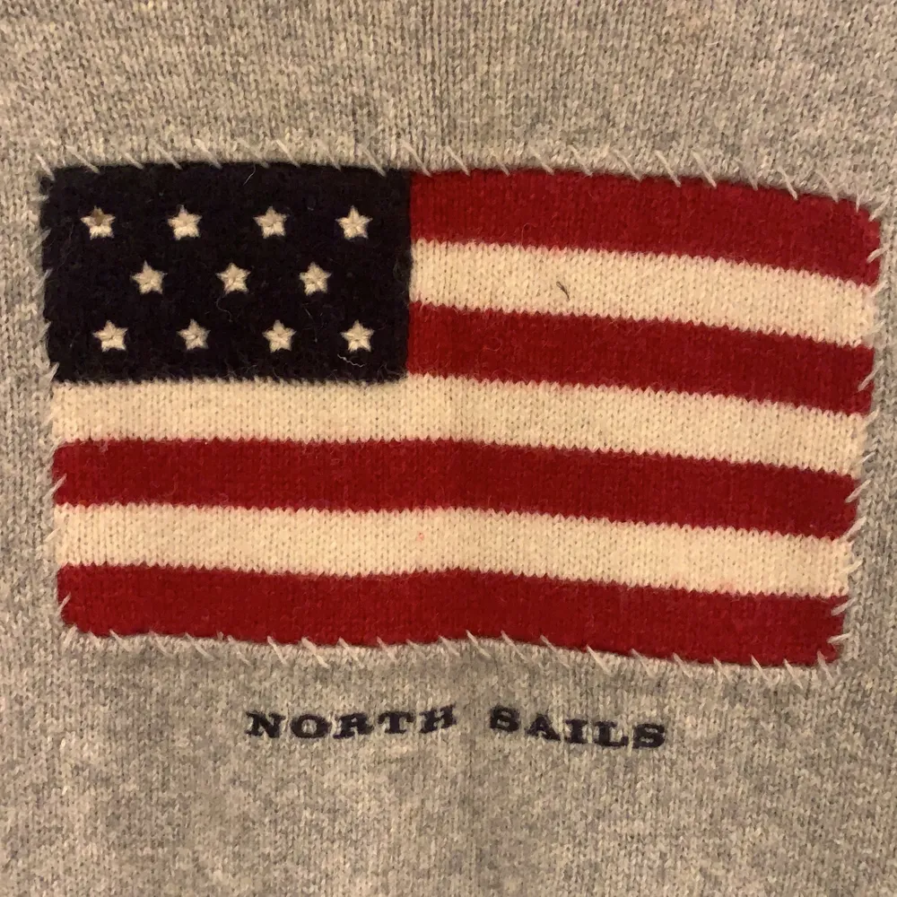 Varm härlig sweatshirt från north sails. Denna tröjan är perfekt i skidbacken eller en kväll i båten. Eller övrig användning i vardagen. . Stickat.