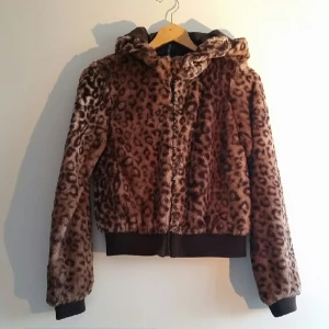  - Extra mjuk jacka från H&M med Hoodie. Brun leopard mönster i nyskick. Passar storlek S och M. 