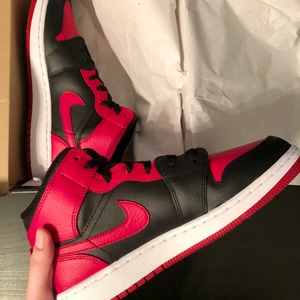 Air Jordan 1 - Bred Mid - Köpta direkt från Nike och kvitto finns!                                ❗️Passar för dig med storlek 38,5❗️                                       💥Säljer för 1549kr!💥                                                           🔥Fraktas med PostNord dubbelpacketerad🔥