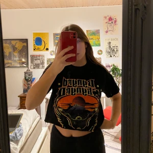 Cool t shirt  - Croppad t shirt från Edinburgh ❣️ storlek S