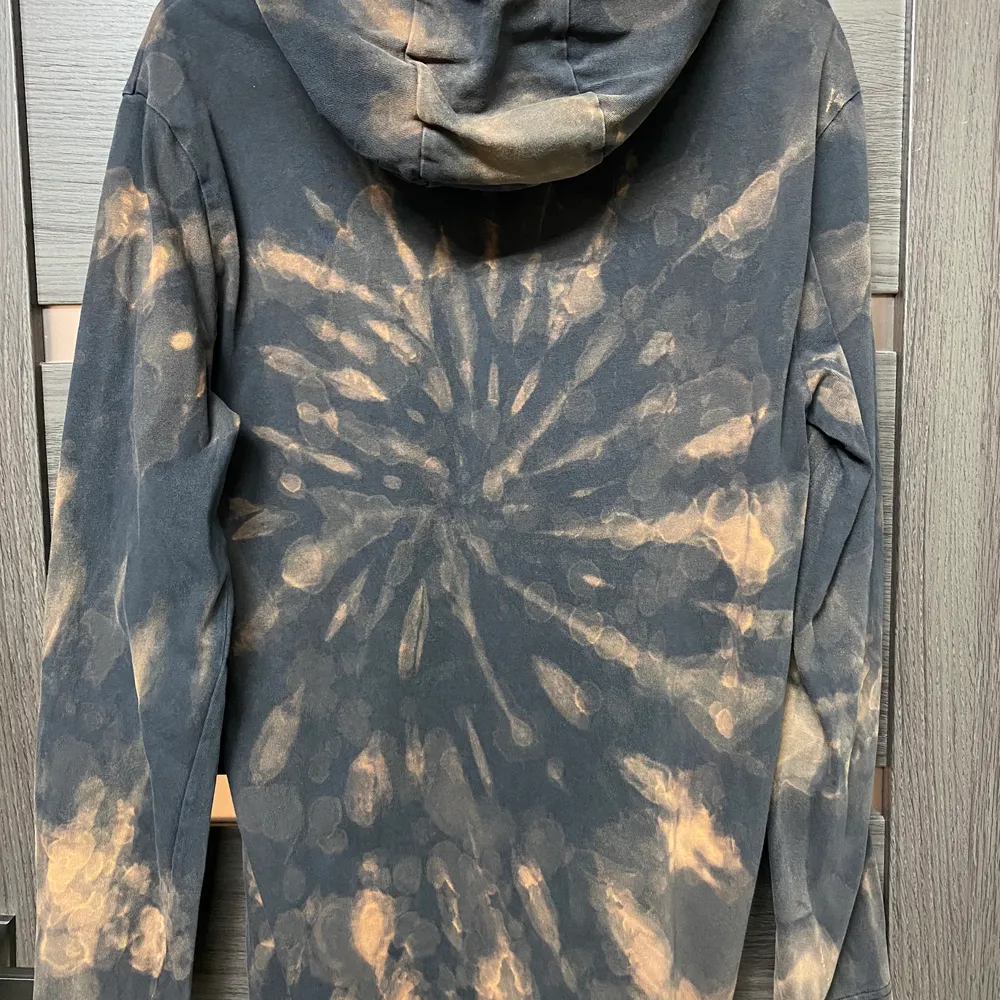 En hooded longsleeve från nike som är bleach dyed, har inga defekter eller hål, storleken är large. Ifall det behövs önskas fler bilder så är det bara att höra av sig!😎. Hoodies.