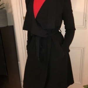 Kappa - Kappa med snöre i midjan, finns varken knappar eller dragkedja!