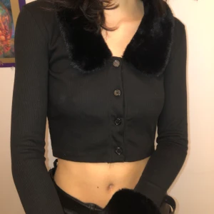 Fur trim kofta - Väääärldens finaste kofta!! Älskar den verkligen men får tyvärr aldrig användning för den✨ superbra skick, använd 1 gång💘 !fakepäls!