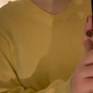V-ringad stickad ”grandpa sweater” i en mildare gul färg men inte pastell gul. Köpare står för frakt