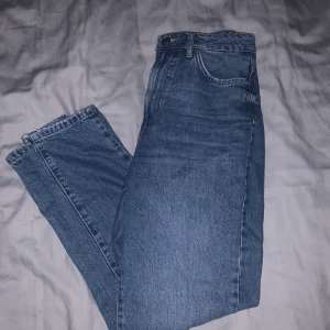 Mom jeans - Blåa mom jeans ifrån Gina tricot i strl 34. I ett väldigt bra skick, sitter super bra både i fram och i bak. 210kr + frakt, för mer frågor så är det bara att skriva. Buda på!!