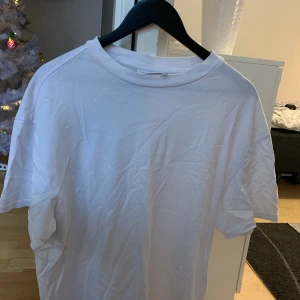 Weekday - Basic vit weekday t shirt. Oversize/box fit !