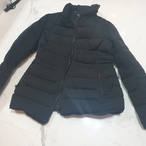 Zara jacka  - Jättefin sportig lyxig jacka från Zara ! Det står xl på den men tro mig det är en storlek small. Jag är ganska smal och och min normala storlek är small så jackan passar den som är en small och medium och inte xl. :)) men zaras storlekar är lite konstiga  iallafall jättefin jacka som jag säljer just nu. 