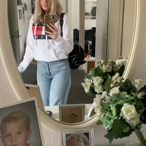 Tommy Hilfigher Hoodie  - Säljer denna Hoodie från Tommy Hilfigher, kommer inte till användning. Ska dessutom flytta snart så måste därmed rensa ur garderoben 🤍🌟🤌🏼