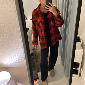 Rutig jacka från Zara - En snygg höst/vårjacka från zara i storlek S. Den är sparsamt använd och köptes förra hösten. Man kan ha tjockare tröja under då den är oversized. Den är röd/svartrutig och väldigt tuff.