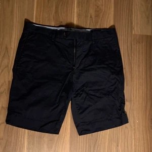 Ralph Lauren shorts - Marinblå shorts från Ralph lauren som knappt är använda. Storlek 33. Köpt för 800. Frakten ingår