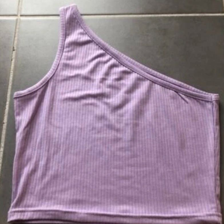 Jag säljer detta snygga lila oneshoulder linnet som är ribbat. Jag säljer på grund av att den inte kommer till användning, den är aldrig använd och i nyskick då jag köpte den för inte alls länge sedan! Om någon har några fler frågar så hör gärna av er!💞💞 köparen står för frakten. Toppar.