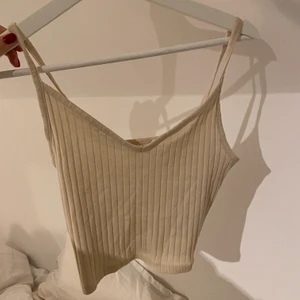 Beige ribbad topp - Beige topp från hm! I bra skick! Fraktkostnad tillkommer😇😇