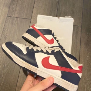 Vintage Nike Dunks - Tja! Dessa vintage Nike dunks till salu. Väldigt fint skick, inga hål eller liknande, dock ingen originalbox. Fler bilder kan absolut fixas! 🙏🏻