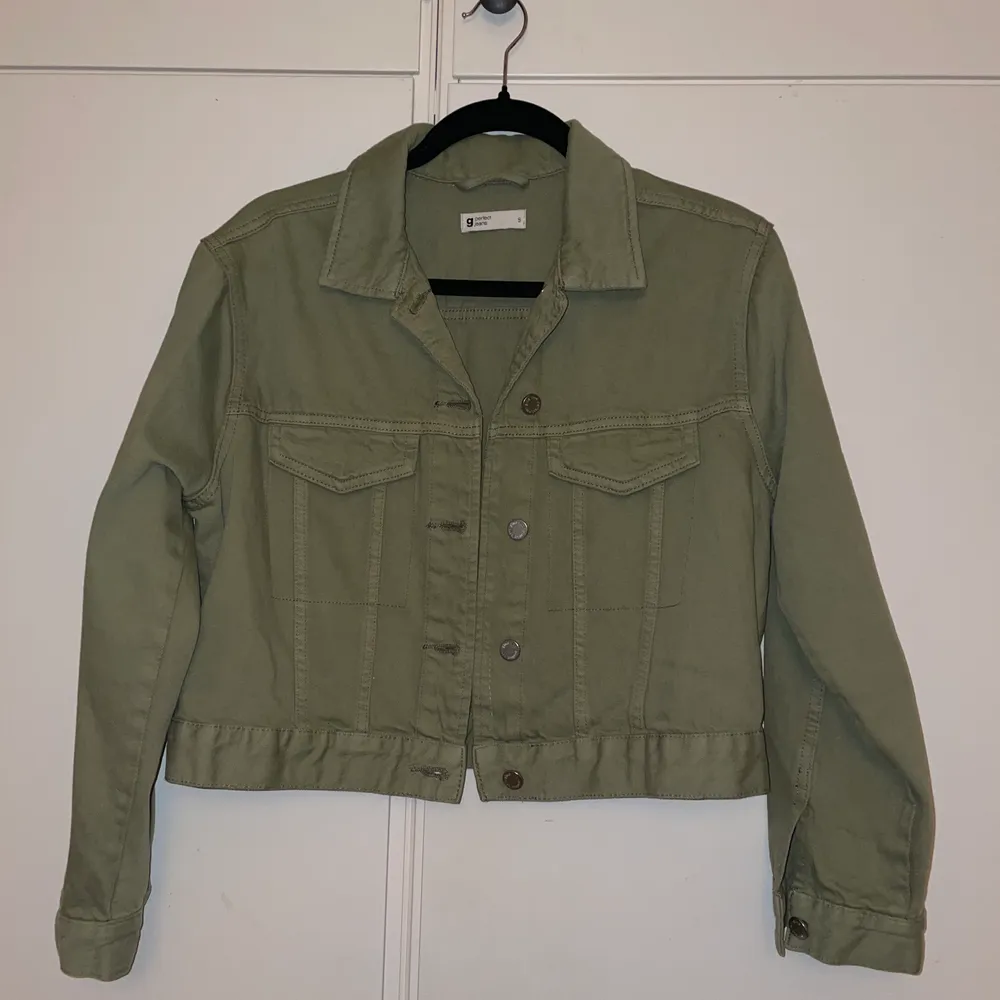 Militärgrön jeansjacka från Gina Tricot. Har en matchande kjol till. Aldrig använd. . Jackor.