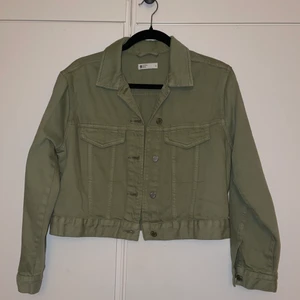 Jeansjacka - Militärgrön jeansjacka från Gina Tricot. Har en matchande kjol till. Aldrig använd. 