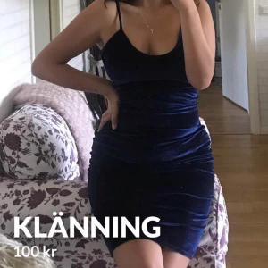 Klänning  - Sjukt snygg mörk blå klänning i storleken M. Säljs pga inte används längre. Ops endast swish💞