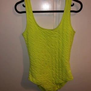 Body - Neon body med djup rygg, super cool färg!😍 