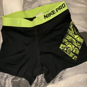 Nike pro träningstights  - Korta tights från nike i strl M men skulle absolut säga att dom är små i storleken. Mer S. 50kr + 30kr frakt