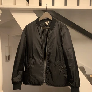 Arket jacka  - Jacka från arket använd Max 7 gånger säljer pga kommer ej till användning. Bomberjacka utan mudd där nere ny pris är 900kr 