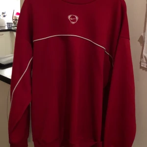Niketröja - Säljer denna fina nike tröja då den ej kommer till användning:( den är i fint skick, köpt second hand! Stl XL men passar mig som vanligtvis har M☺️ Köparen står för frakten❤️
