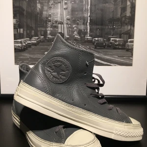 Converse Skinn Grå 38 - Oanvända, storlek 38, Skinn. För små för mig dessvärre, säljer tyvärr vidare mina Converse. Bud från minst 500kr. 