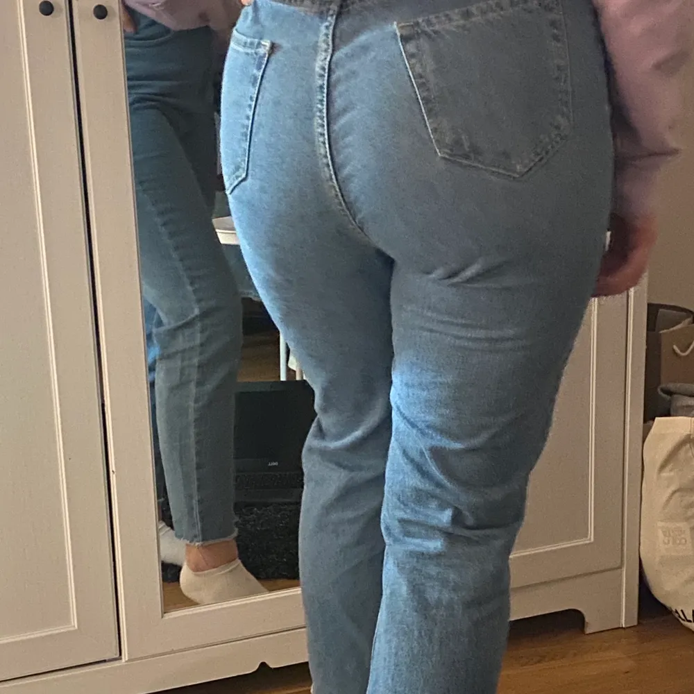säljer mina jättefina jeans från Boohoo då dem aldrig kommer till användning längre, strl 40 men sitter som en 38!! Skriv för fler bilder, köparn står för frakt🤍🤍. Jeans & Byxor.