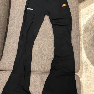 yoga pants ellesse storlek 38 - Super sköna och bekväma yoga pants använda 2 gånger sitter super bra på hör av dig om du är intresserad eller har några frågor💖