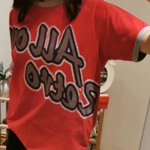 T-shirt med tryck - Skitcool t-shirt köpt på humana second hand i Stockholm, aldrig använd så I väldigt bra skick, sitter lite oversized på mig som har strl S :) pris exklusive frakt! 