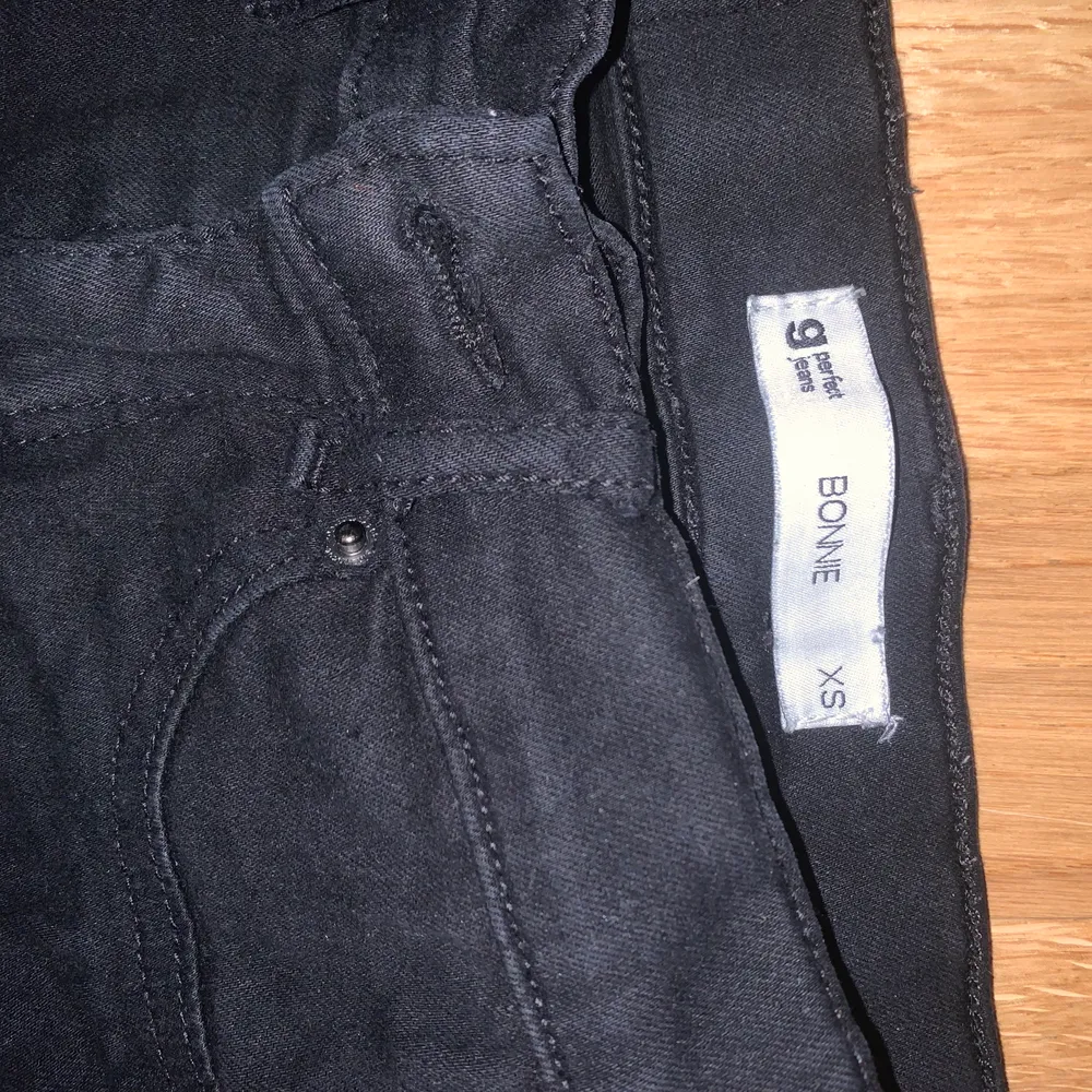 Svarta jeans från Gina i modellen Bonnie, använd fåtal gånger, . Jeans & Byxor.