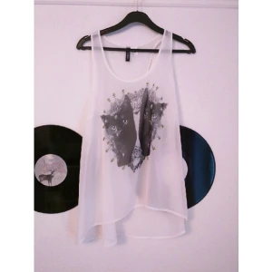  - Genomskinligt linne från H&M med kattmotiv Bild 2 visar hur transparent den är Använd en gång Passar storlek 36/38