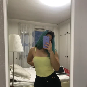 Gul body - Gul body från bikbok, ganska lös passform trots strl xs 