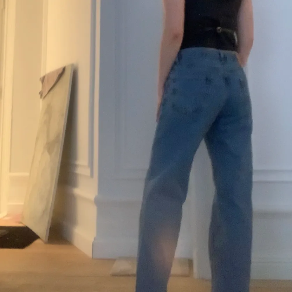 Mörkblåa Levis jeans i tjockt men mjukt material, så smickrande! Storlek 34 i midjan men passar perfekt och oversized på mig som brukar ha 30 i midjan💞  Levi’s 550. Jeans & Byxor.