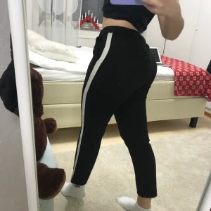 Svarta byxor - Byxor från Zara med vit sträck på både sidor. Sköna men passar inte mig längre.