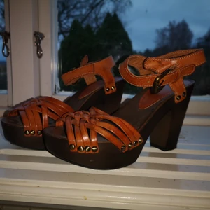 Vardagsklackar från din sko stl 37 - Superbekväma och fina vardagsklackar från din sko. Platå 3,5 cm och klack 10,5 cm. Stl 37.