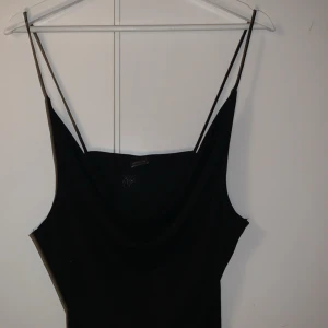 Svart topp - Supersöt svart topp från bikbok i storlek M 