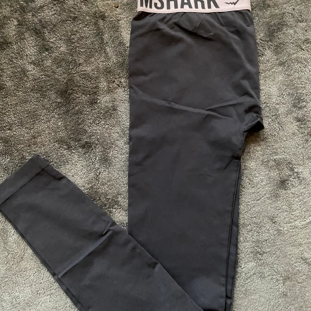 Gymshark leggings i modellen FIT har använt dom en del men de är i mycket fint skicka kan va lite noppriga på vissa ställen efter tvätt men inget man lägger märke till. Storlek S dock är alla lappar borttagna. 200 kr med frakt, bild nummer två är bara hur de sitter på ungefär samma färg förutom bandet i midjan som alltid har varit ljusrosa. . Jeans & Byxor.